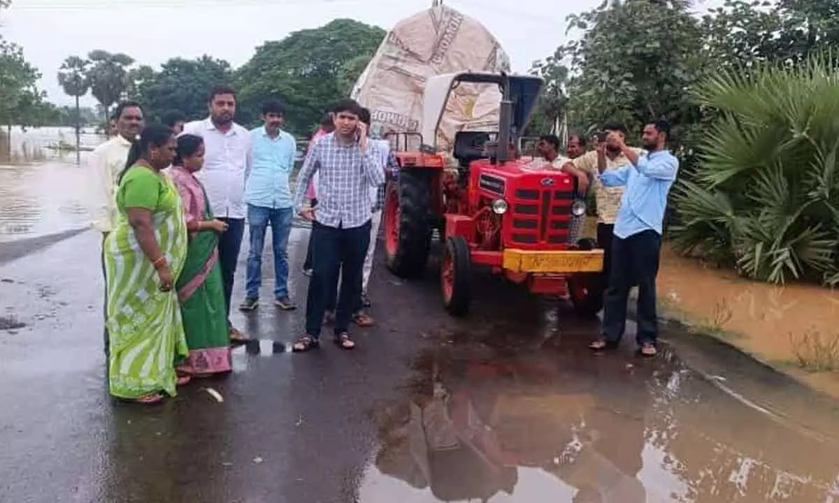 Collector Sumit Kumar supervising the distribution of relief materials at the Chinturu-Sabari Bridge