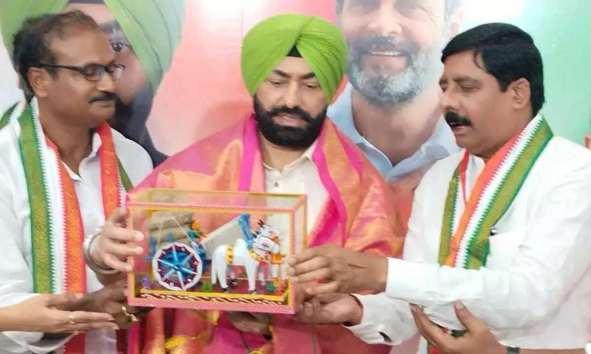 APCC president Gidugu Rudra Raju presenting a memento to All India Kisan Congress president Sukhpal Singh Khaira at Andhra Ratna Bhavan in Vijayawada on Sunday