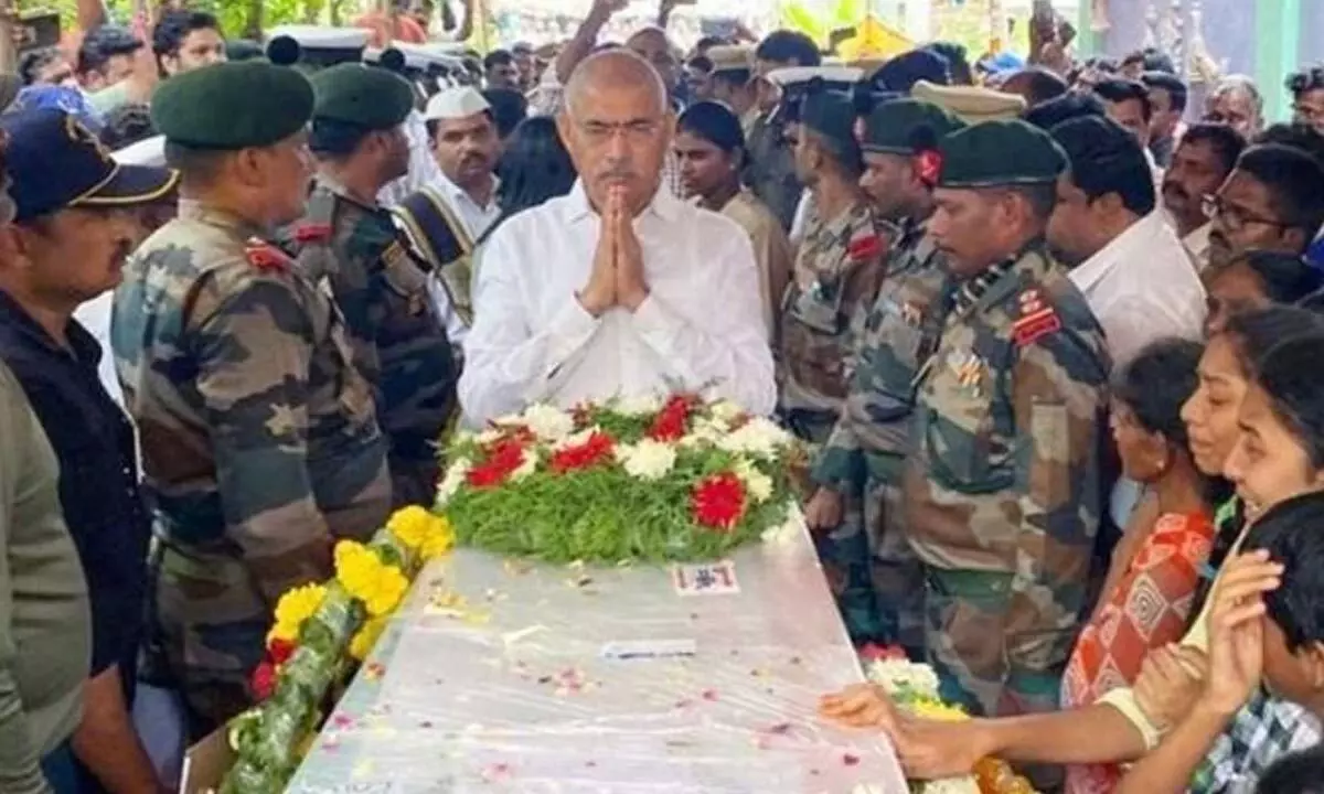 State BC Welfare Minister Chelluboina Srinivasa Venugopala Krishna paying tributes to Havaldar Pitta Srinivas at Pekeru village on Monday