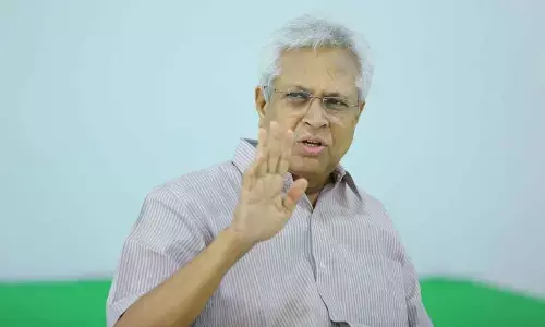 AP Reorganisation Act: Vundavalli flays Centre for not keeping promises