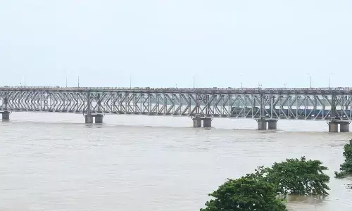 Godavari flood water receding at Dowleswaram Cotton Barrage