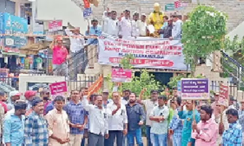 Members of Ongole unit of AP State Power Employees JAC submitting a representation to the statue of Mahatma Gandhi in Ongole on Monday