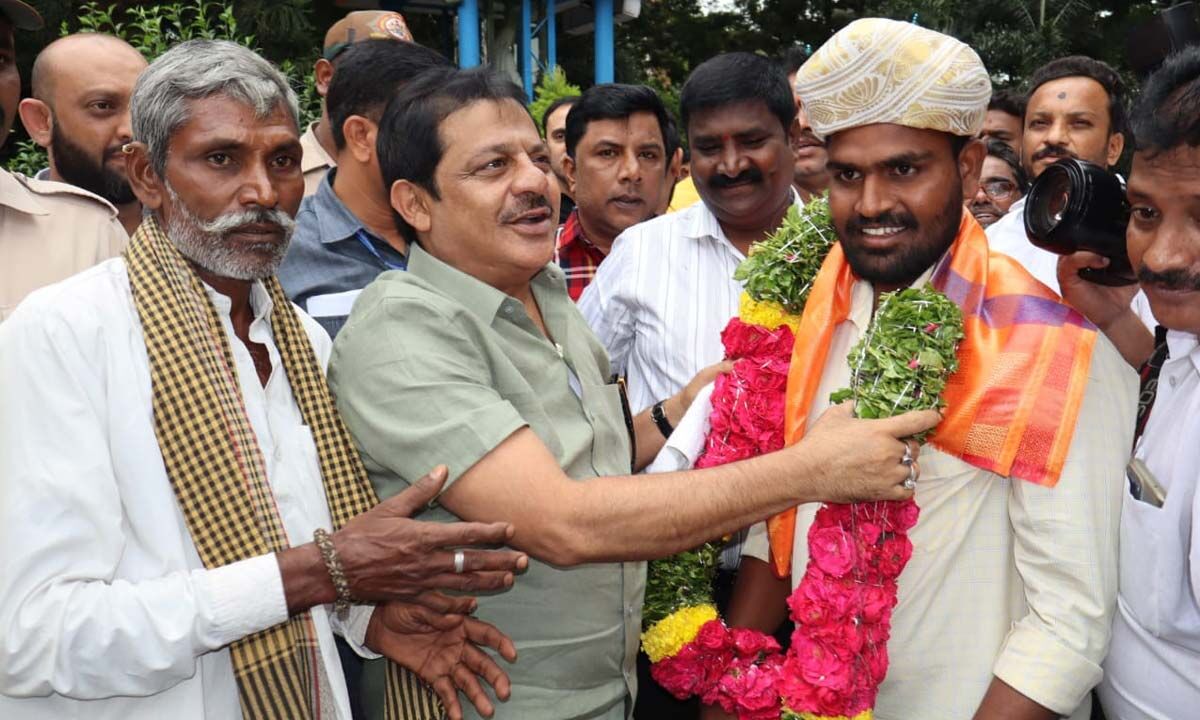 A die-hard fan of Minister Zameer Ahmed Khan comes to Bengaluru walking ...