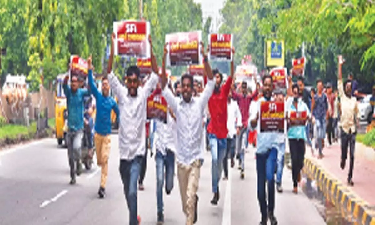SFI holds “Chalo Raj Bhavan” rally against NEP