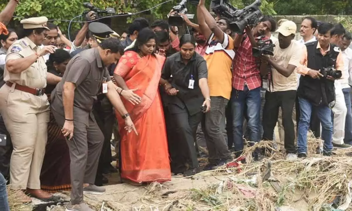 Tamilisai Soundarajan visits flood affected areas in Hanamkonda