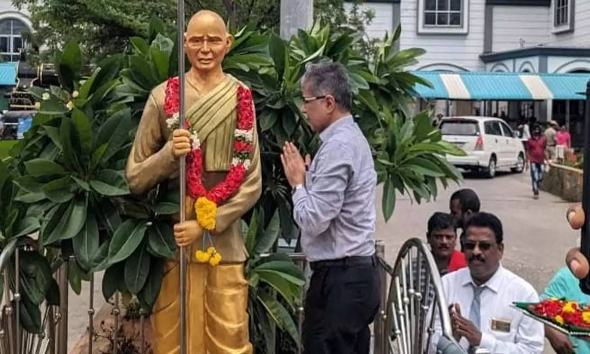 Divisional Railway Manager Narendra Anandrao Patil garlanding the statue of Pingali Venkayya at Vijayawada railway station on Wednesday