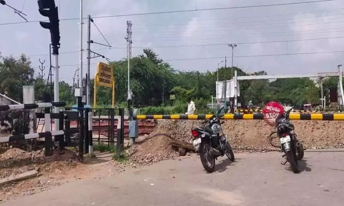 Hyderabad: Closed Safilguda railway gate causes hardship to locals