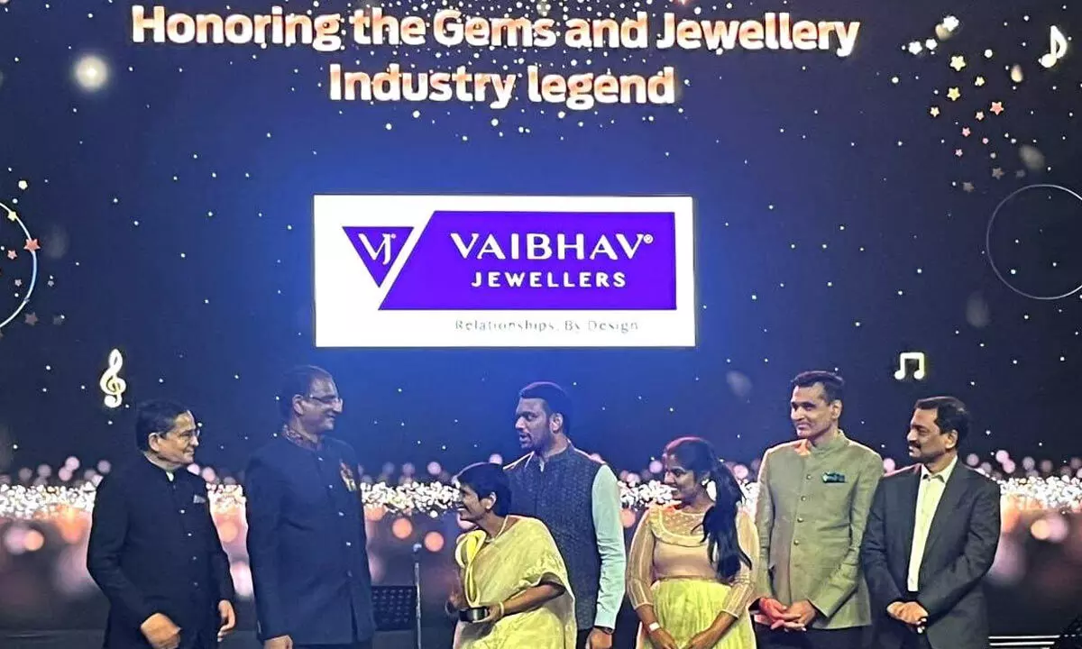 CMD of Vaibhav Jewellers, Visakhapatnam Grandhi Bharata Mallika Ratna Kumari receiving Industry Legend Award in Mumbai