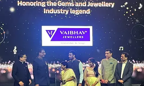 CMD of Vaibhav Jewellers, Visakhapatnam Grandhi Bharata Mallika Ratna Kumari receiving Industry Legend Award in Mumbai
