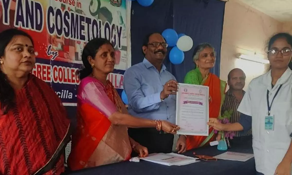 Sircilla: Beautician course certificates to students