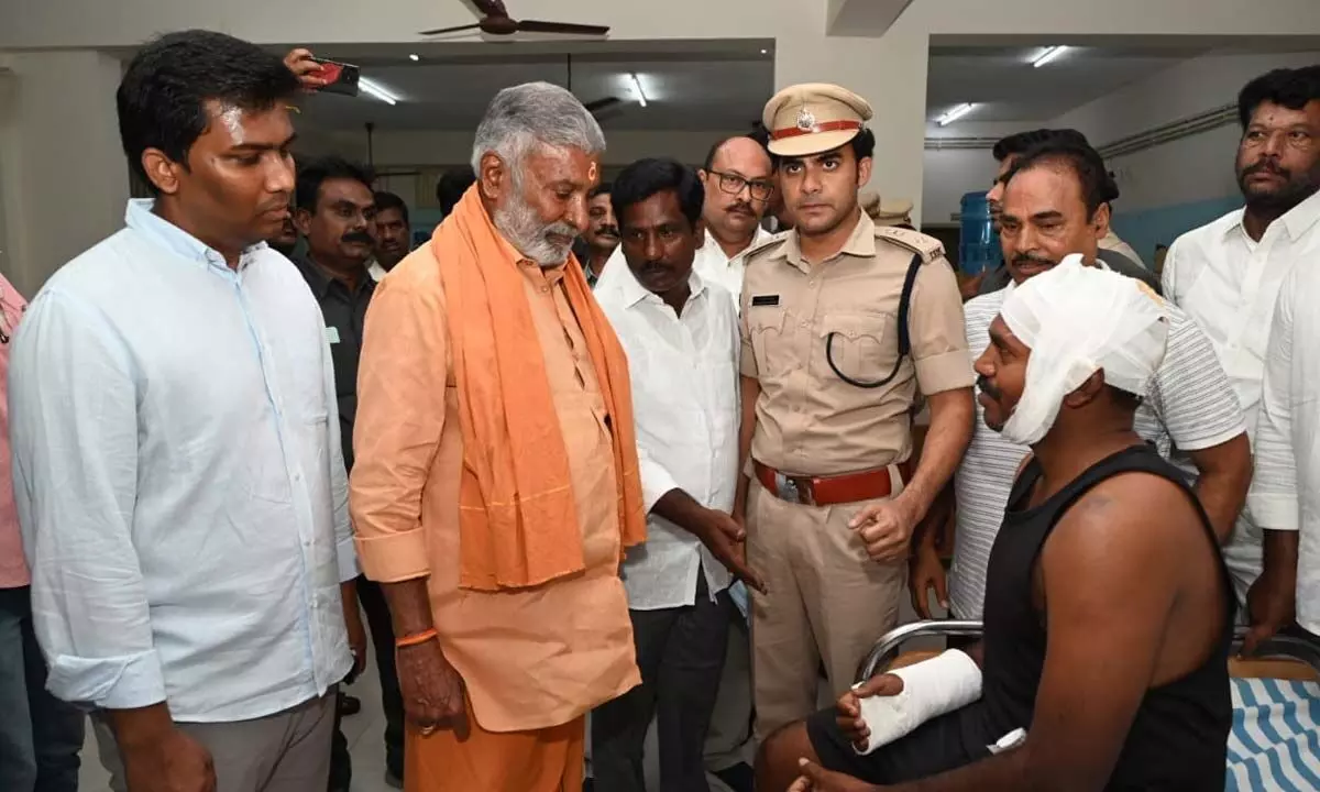 Minister Peddireddy Ramachandra Reddy talking to an injured police officer at Chittoor government hospital. Collector Shan Mohan, SP Rishanth Reddy are seen.
