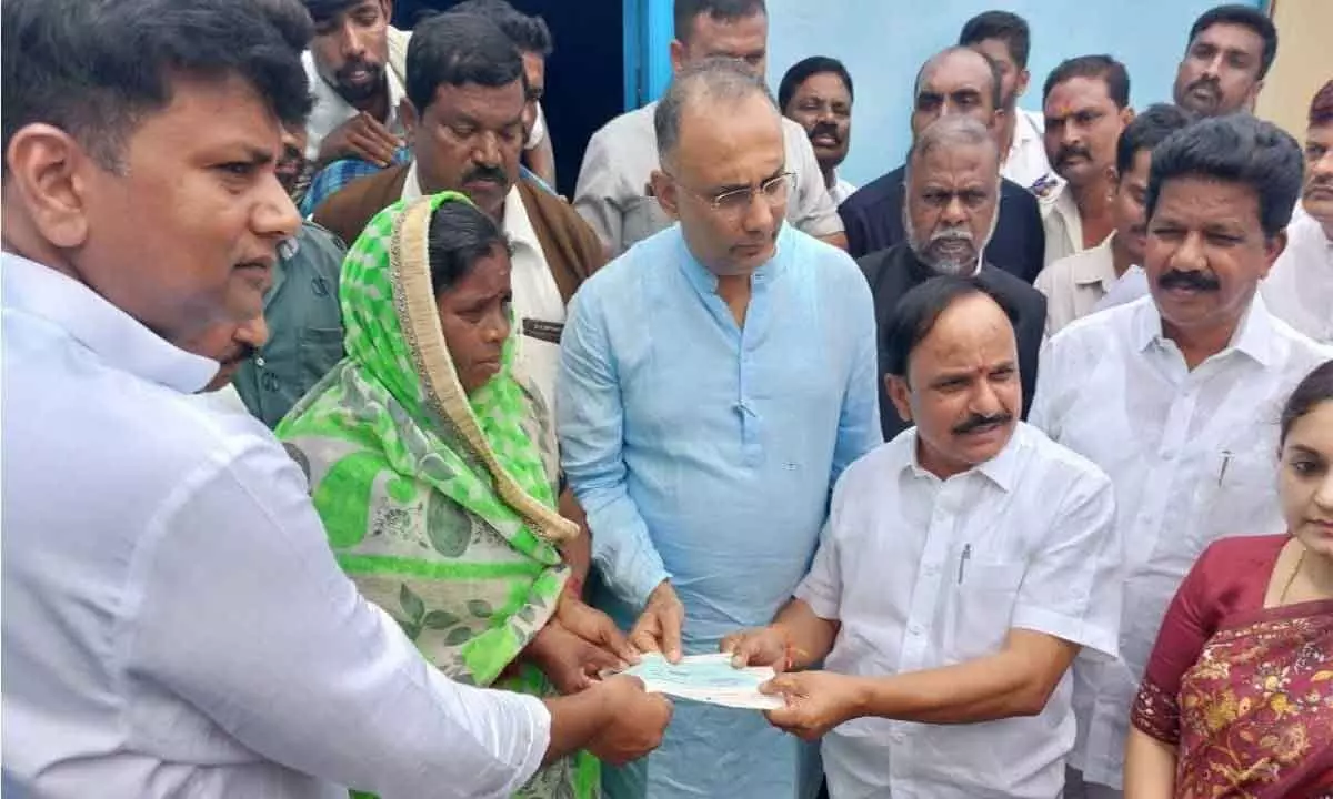 Tragedy in Chitradurga: health minister visits victims families, distributed rs 10 lakh compensation to each