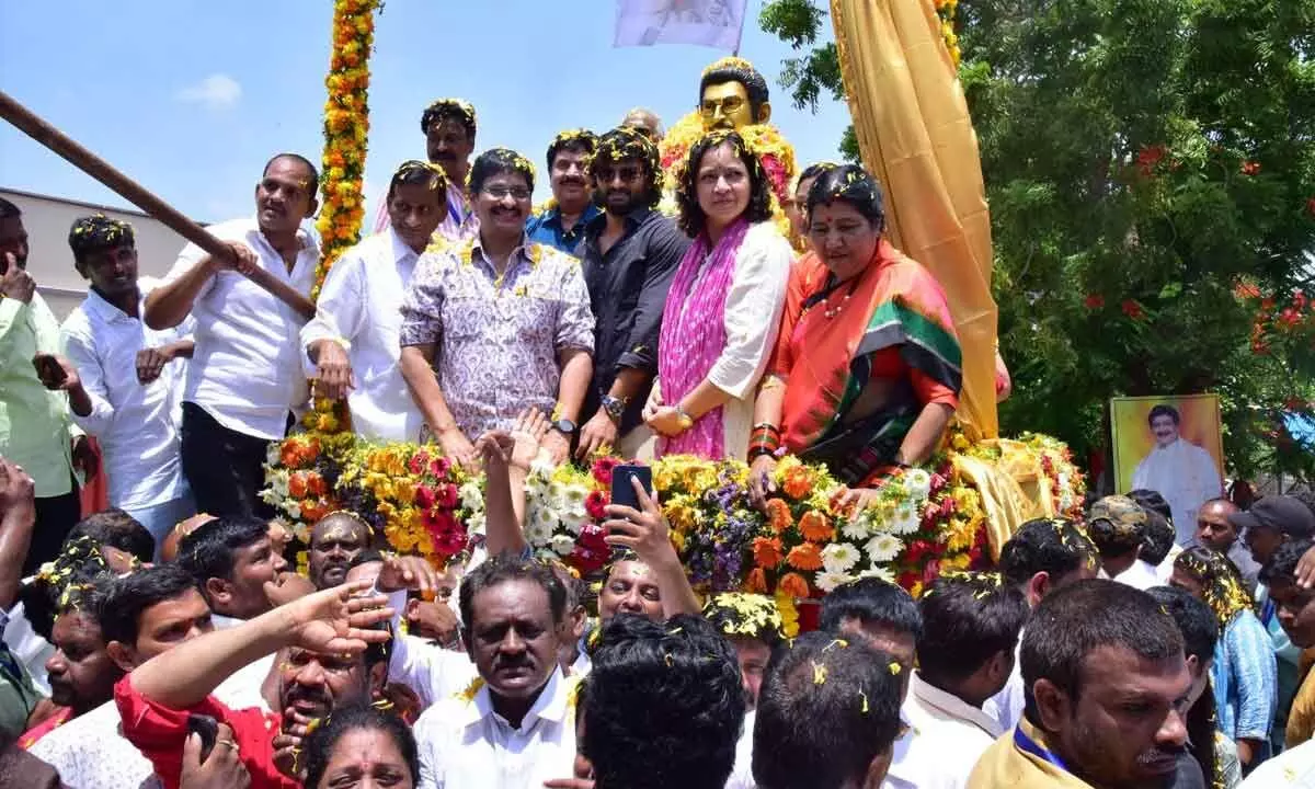 Galla Padmavathi, daughter of late actor G Krishna, film director S V Krishna Reddy, producer G Adiseshagiri Rao and others at the bronze statue of Superstar Ghattamaneni Krishna at Burripalem village in Guntur district on Saturday