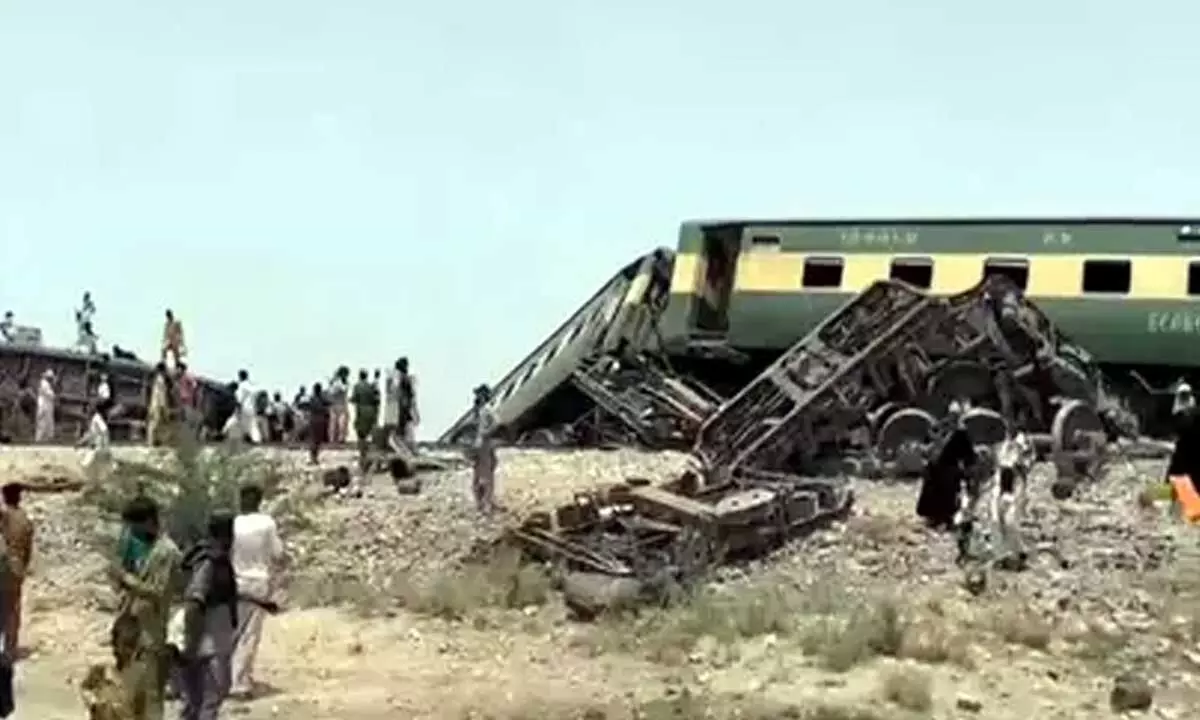 25 killed after train derails in Pakistan