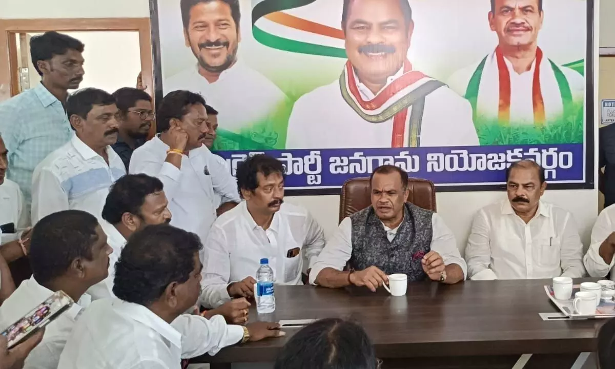 Bhongir MP and senior Congress leader Komatireddy Venkat Reddy speaking to party workers in Jangaon on Sunday