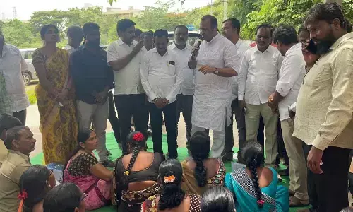 MP Komatireddy Venkat Reddy addressing the protesting GP workers in Nalgonda mandal on Saturday