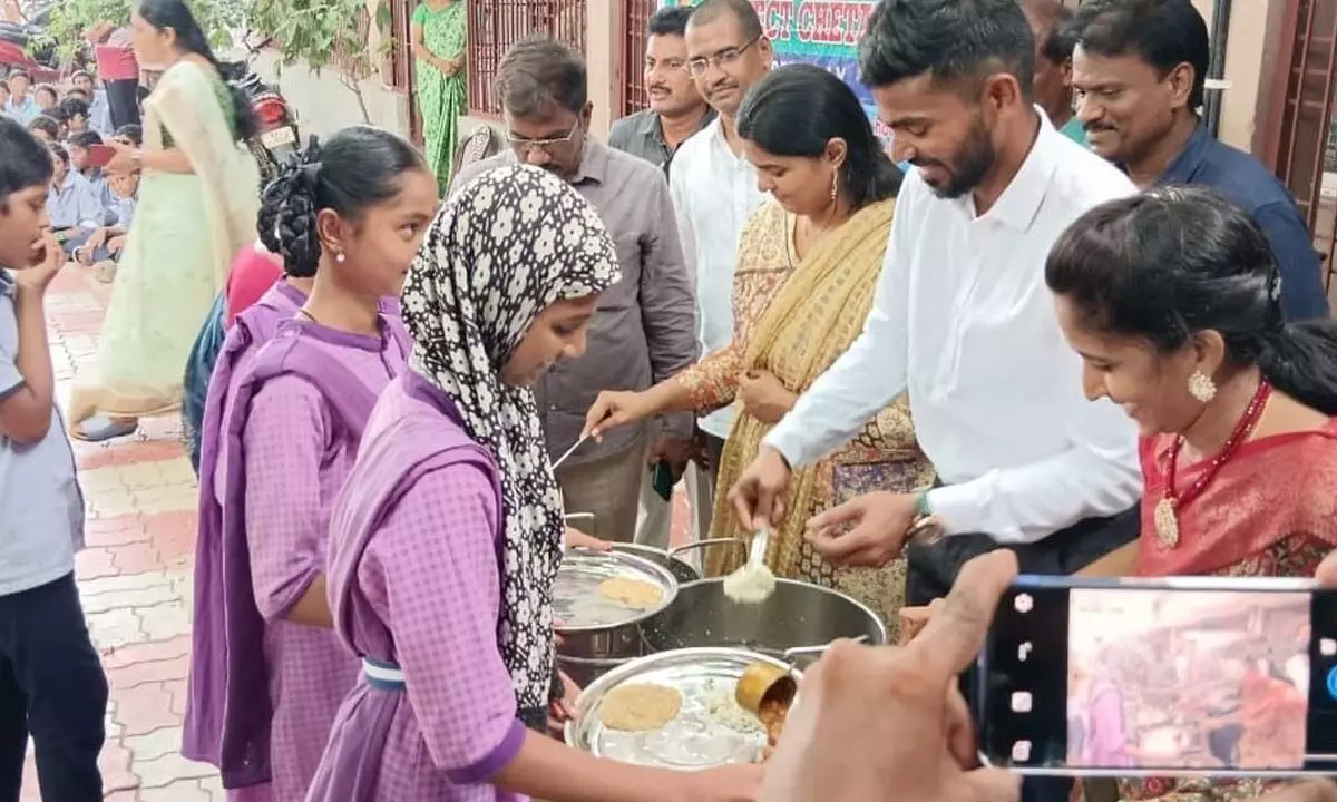 International cricketer Srikar Bharat serving mid-day meals at Akshaya Patra Foundation Kitchen at Rajiv Gandhi Municipal High School in Kakinada on Monday