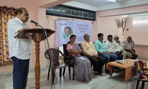 Andhra Arts Academy general secretary Golla Narayana Rao addressing a meeting organised to remember the services of the late Jampa Krishna Kishore in Vijayawada on Sunday