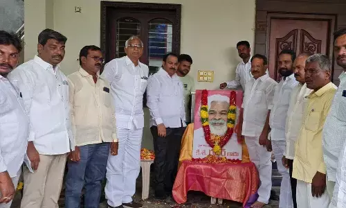 Former Minister Nakka Anand Babu paying tributes to revolutionary folk singer Gaddar in Guntur on Monday