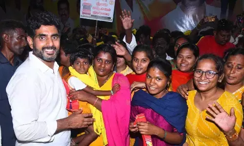 TDP national general secretary Nara Lokesh interacting with women in Macherla on Monday