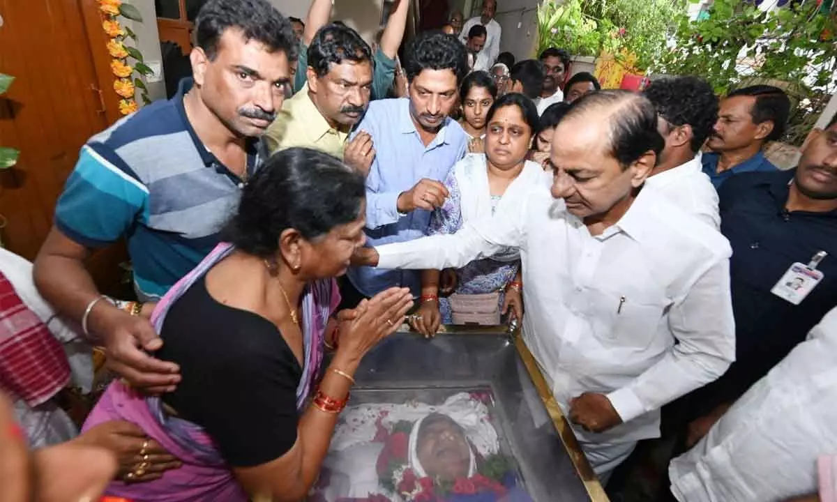 Chief Minister K Chandrasekhar Rao consoling the family  members of balladeer Gaddar at Alwal on Monday