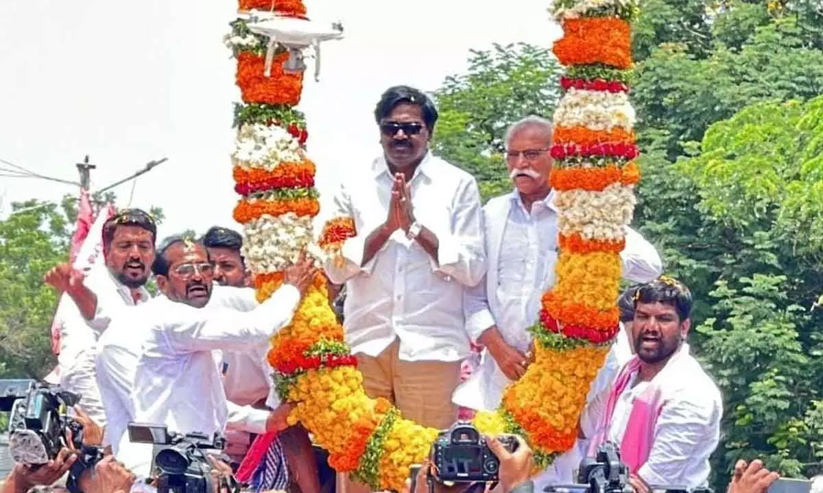 The people of Khammam city and RTC employees according a grand welcome to Transport Minister Puvvada Ajay Kumar