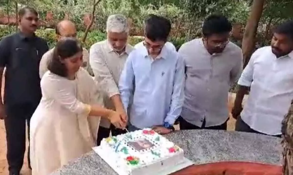 Dr Narreddy Suneetha cutting a cake along with her family members on the occasion of her father Y S Vivekananda Reddy’s birth anniversary in Pulivendula on Tuesday
