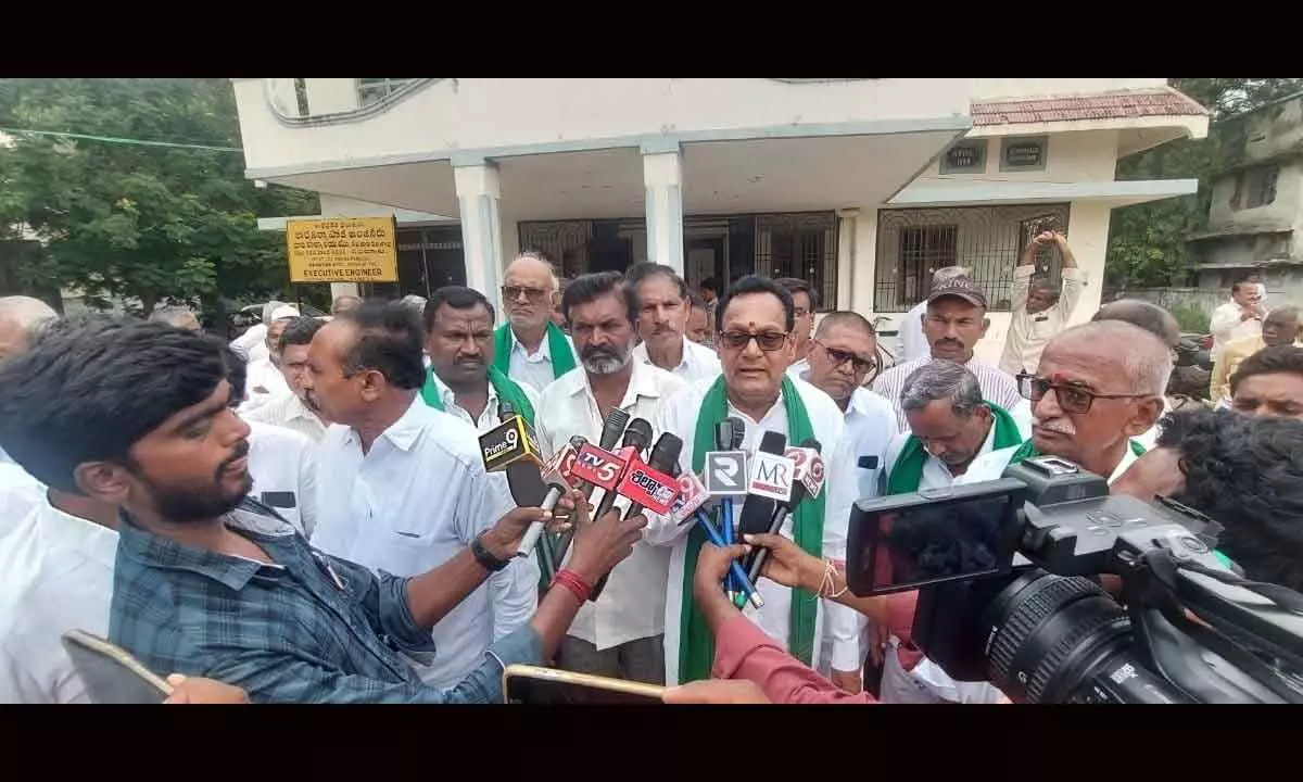 Rayalaseema Saguneeti Sadhana Samithi vice-president YN Reddy speaking to the media at Nandyal on Tuesday