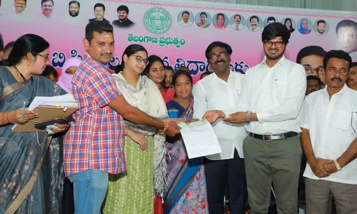 Transport Minister Puvvada Ajay Kumar distributing cheques for Rs1 lakh to beneficiaries at Khammam on Tuesday
