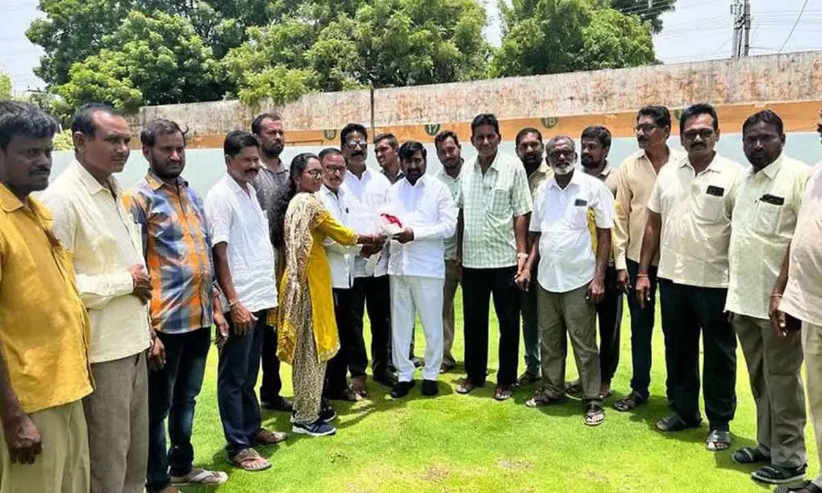 Merger of RTC with govt: Employees thank Jagadish Reddy for his key role