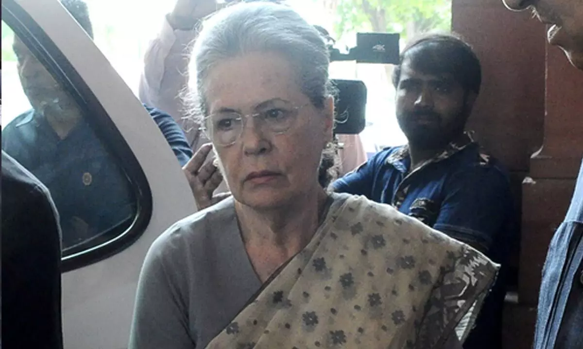 Sonia Gandhi seen egging on her MPs amid Chaos. Passes slips to Rahul