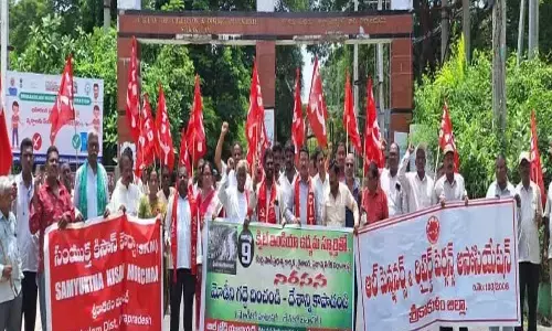 Members of Left parties, trade unions, workers and farmers associations stage a protest in front of collectorate in Srikakulam against the policies of BJP government at the Centre on the occasion of Quit India movement anniversary on Wednesday