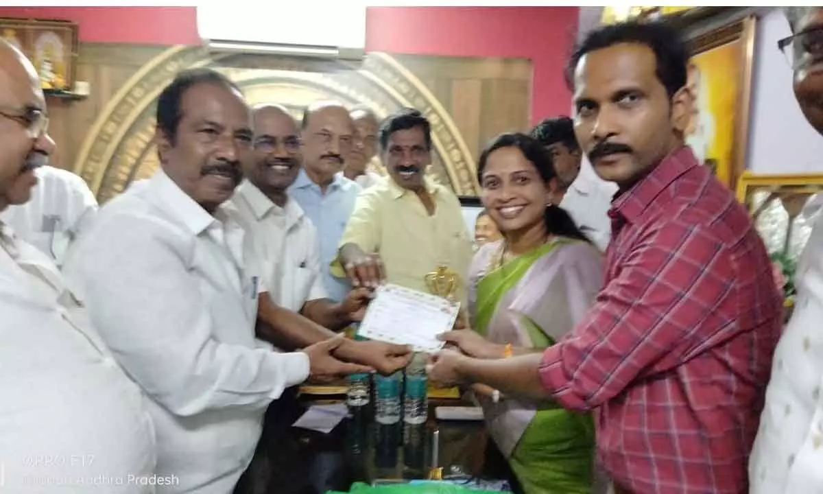 Mayor couple donates 10L  to Yadava Seva Sangham