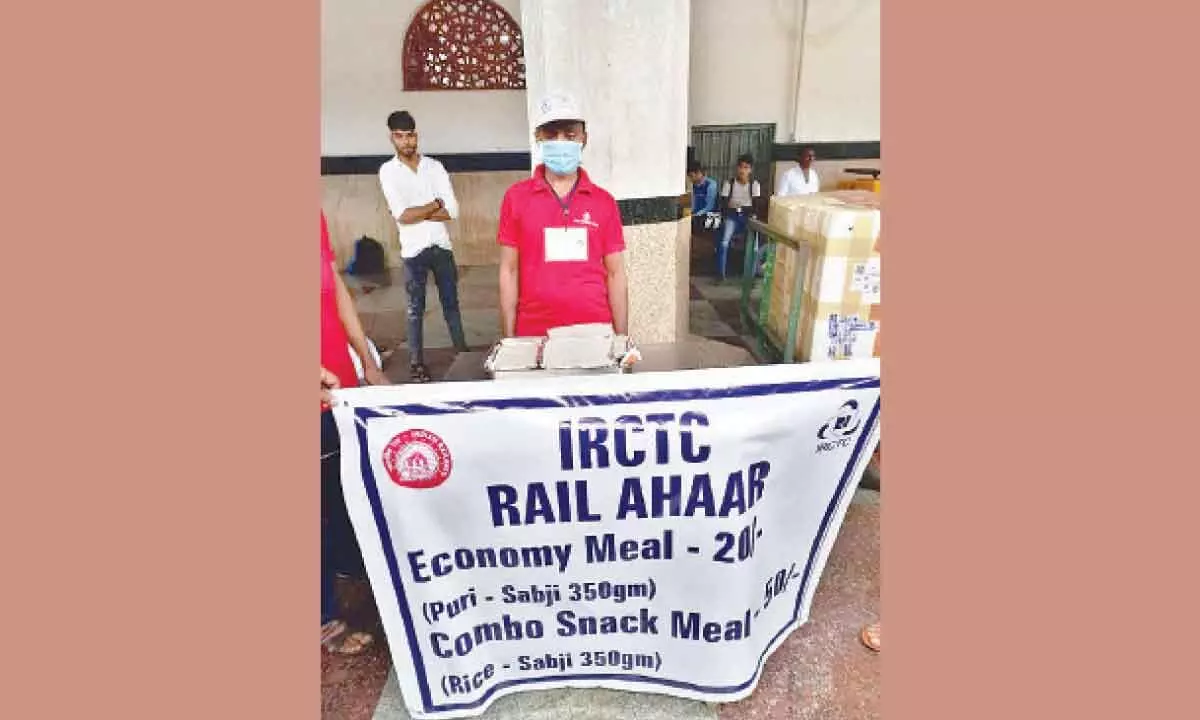Guntakal: Poor publicity hits ‘economy food’ scheme in trains