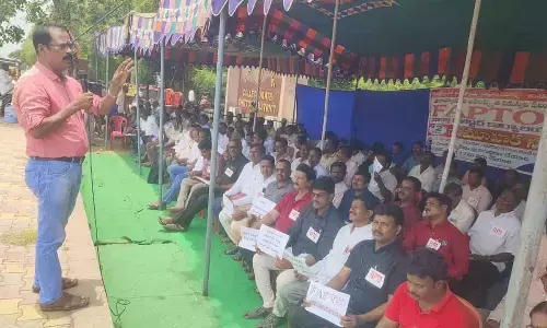 FAPTO stages dharna at Chittoor DEO office