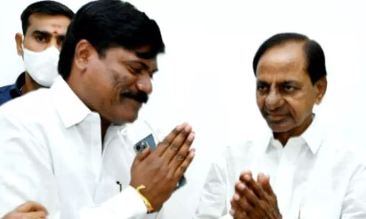 Narsampet MLA Peddi Sudarshan Reddy thanking the Chief Minister K Chandrasekhar Rao in Hyderabad for sanctioning Horticultural Research Centre to Kannaraopeta in Warangal district