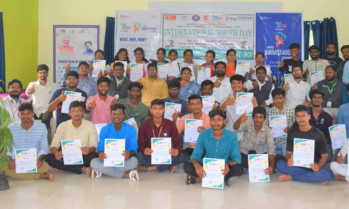 UNDP programme coordinator Bisathi Bharath along with the certificate awardees of Nehru Yuva Kendra in Anantapur on Sunday