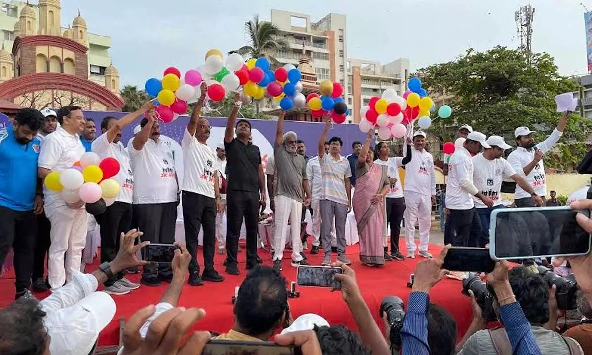 IT Minister Gudivada Amarnath, YSRCP regional coordinator Y V Subba Reddy, ACA representatives, among others at the inaugural function of the 3K-run event organised by ACA in Visakhapatnam on Sunday