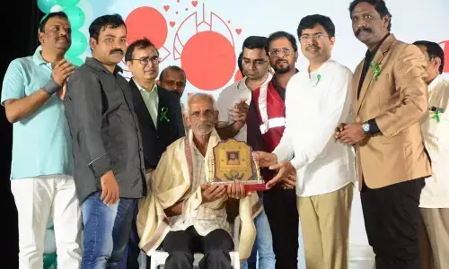 District Collector A Mallikarjuna and VIMS director K Rambabu felicitating the family members of organ donors in Visakhapatnam on Sunday