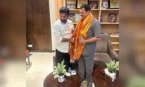 Chairman screening committee MP Shri Muralidharan received by pcc president at airport