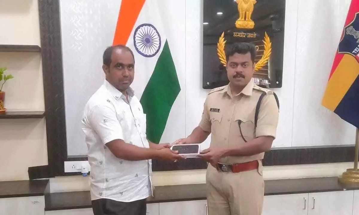 Police Commissioner Vishnu S Warrier handing over a mobile phone to its owner on Monday.