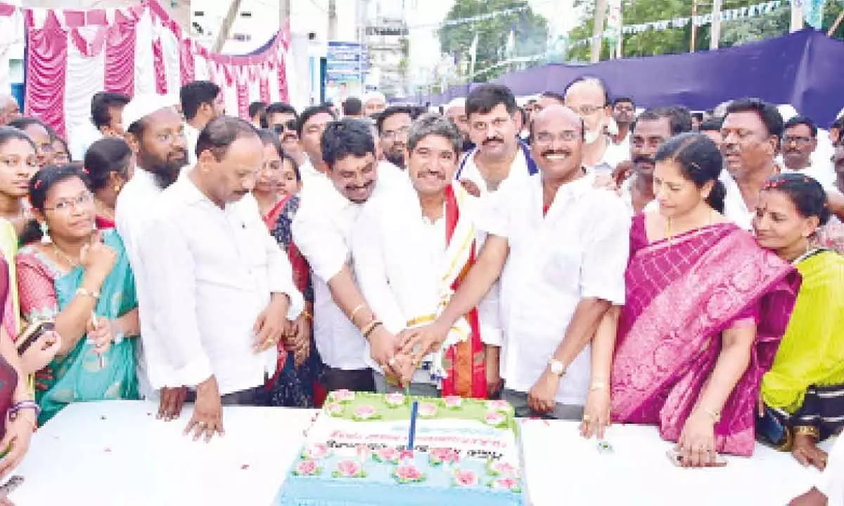 MLA KP Nagarjuna Reddy cutting a cake on the occasion of completing 199 days of Gadapa Gadapaku Mana Prabhutvam programme in Markapuram on Monday