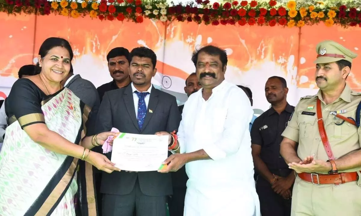 District in-charge Minister Gummanur Jayaram,  district Collector Arun Babu and SP Madhava Reddy presenting certificates of merit to the employees in Puttaparthi on Tuesday. (Right) Schoolchildren performing dance at police parade grounds in Puttaparthi.