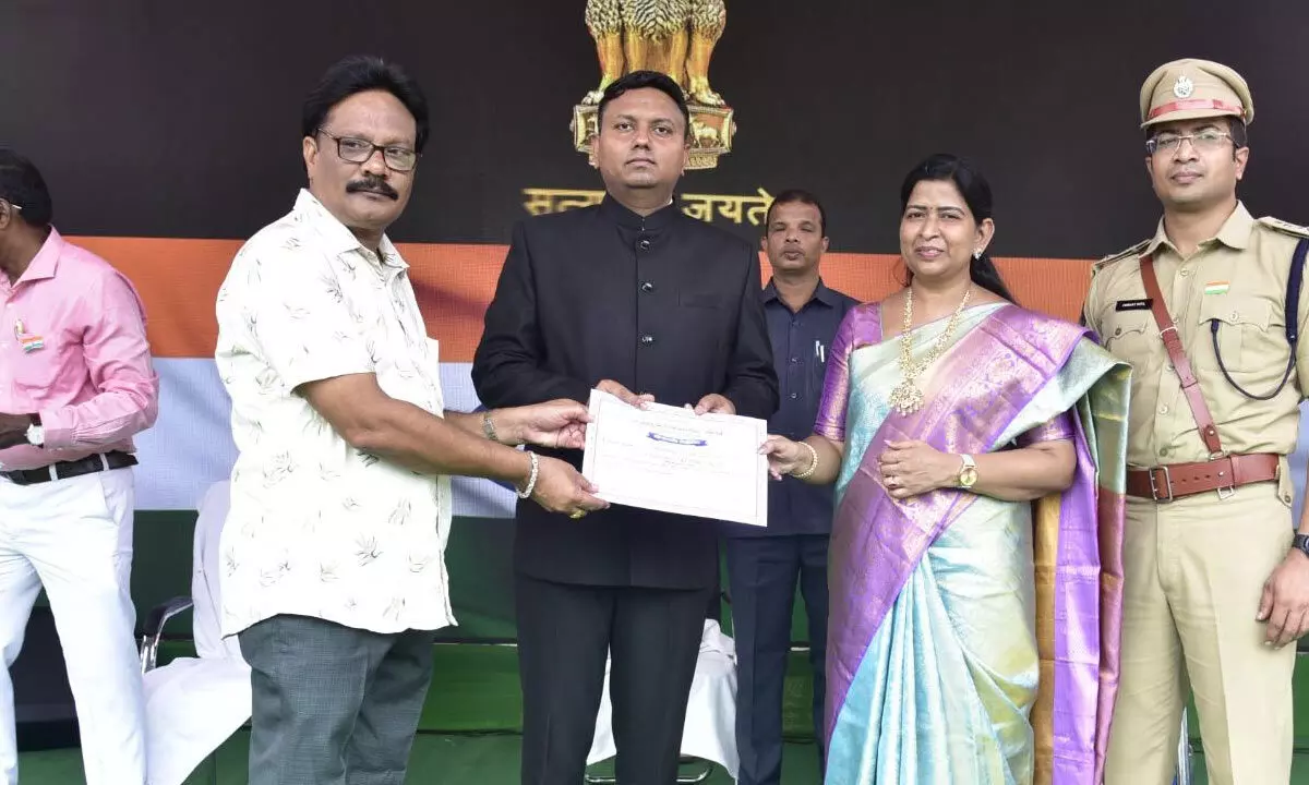 Home Minister T Vanitha presenting meritorious awards and certificates to government officials on the occasion of the Independence Day in Parvathipuram on Tuesday