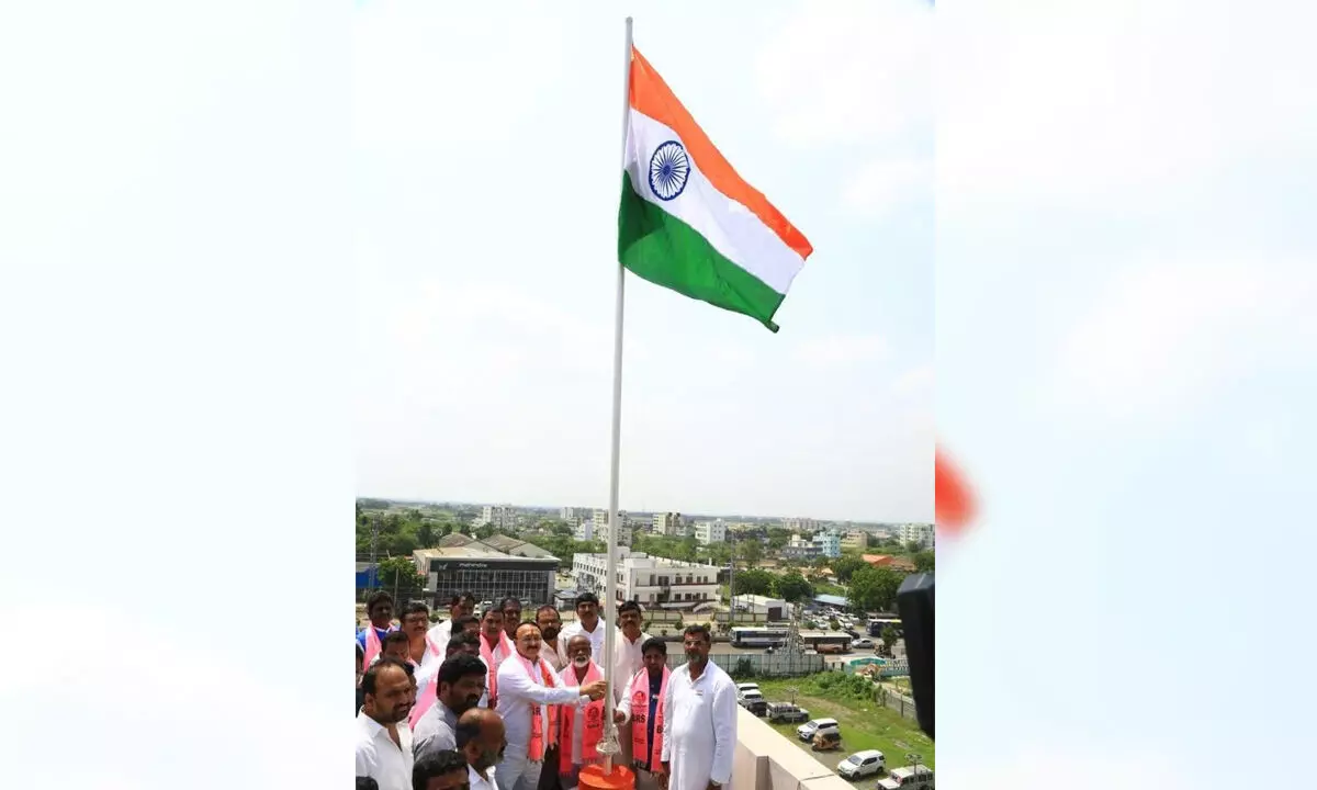 BRS state president Thota Chandrasekhar hoisting the national flag at the state party office in Guntur on Tuesday