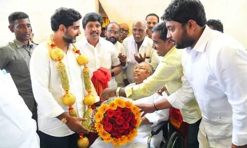Former MP Rayapati Sambasiva Rao meeting TDP national general secretary Nara Lokesh at Tadikonda on Monday