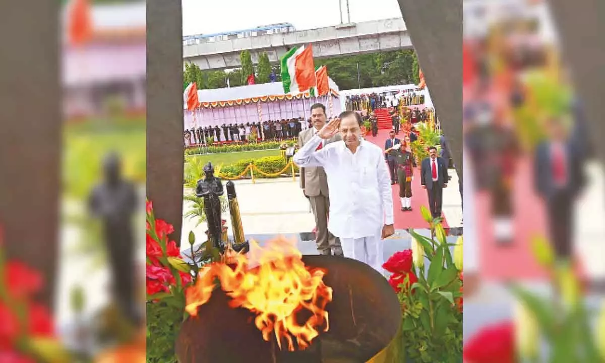 CM KCR lays wreath to pay respects to soldiers