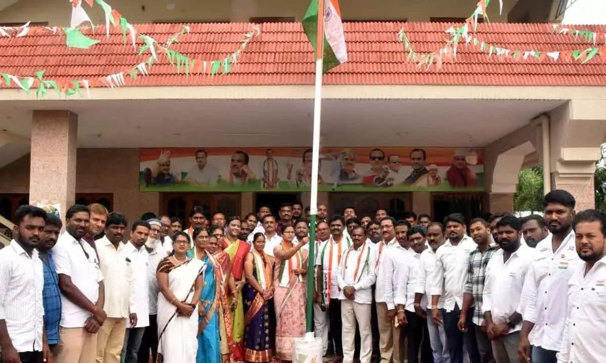 Former Muncipal Chairperson Boddupally Laxmi along with other women leaders hoisting the national flag at MP KomatireddyVenkat Reddy’s camp office in Nalgonda on Tuesday