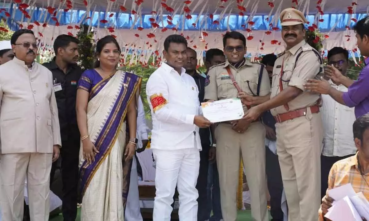 Government Whip Rega Kantha Rao presenting merit certificates to best officers in Kothagudem district on Tuesday