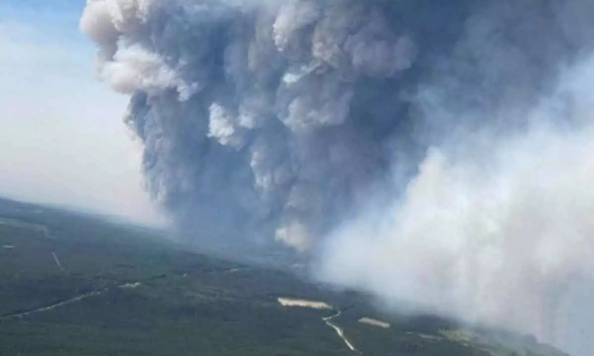 Canadian army airlifts hundreds to safety from wildfires